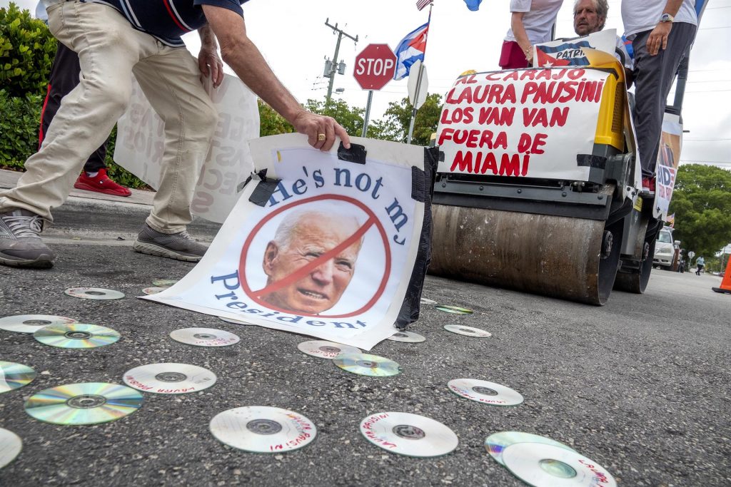 Discos de Laura Pausini sufrieron los embates de una aplanadora en Miami
