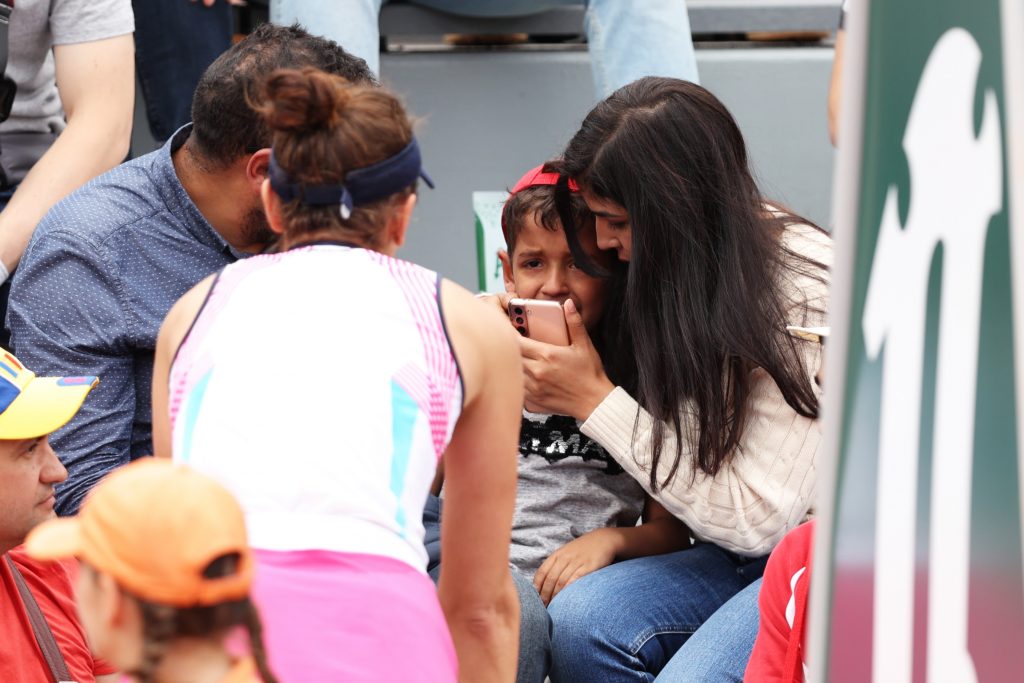Un involuntario raquetazo de Begu a un niño casi le cuesta el partido