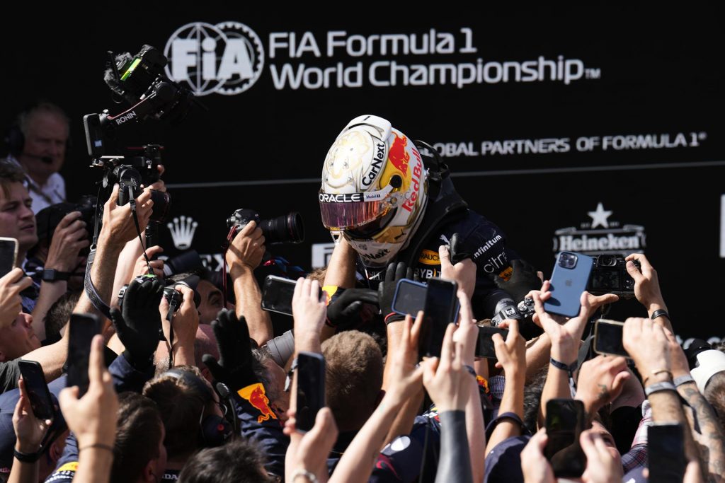 Verstappen gana en España y sube a lo más alto del Mundial
