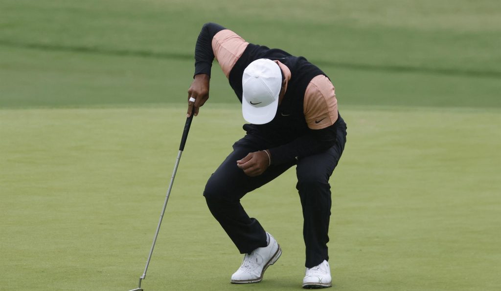 Woods vive la peor ronda de su carrera en el PGA