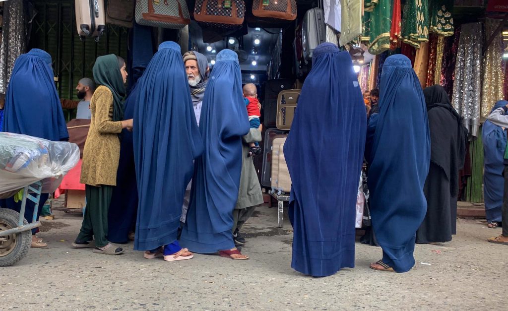 Como una ofensa a derechos humanos ve EEUU el burka obligatorio para las mujeres en Afganistán