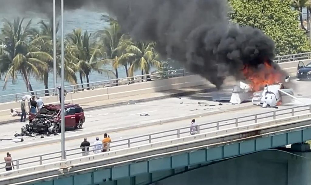 Un muerto y cinco heridos al caer una avioneta en un puente de Miami Beach