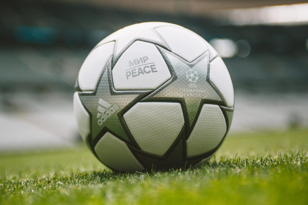 (+Video) El balón oficial de la final de la Liga de Campeones incluye un mensaje en inglés y cirílico