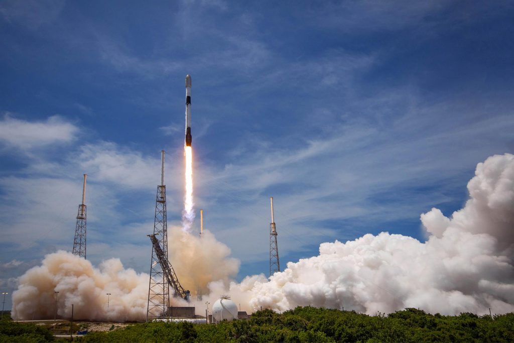 Elon Musk interesado en lanzar sus cohetes desde una base en Brasil