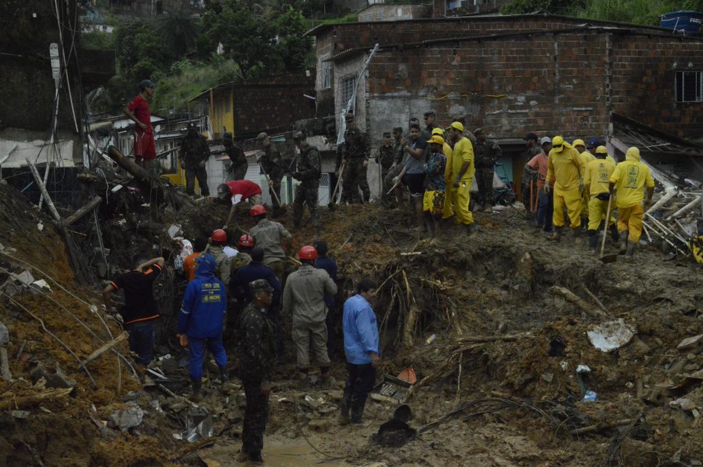 Casi un centenar de muertos por las lluvias moviliza fuerzas en Brasil