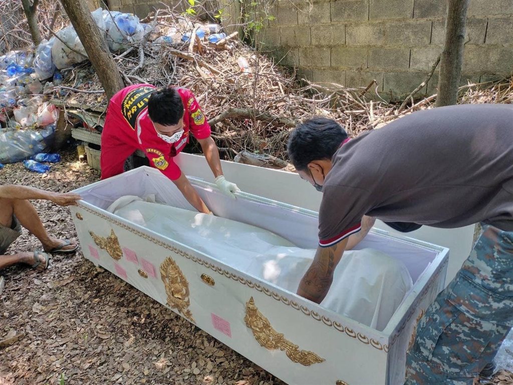 Durmió con el cadáver embalsamado de su esposa por 21 años en Bangkok, pero ya lo incineró