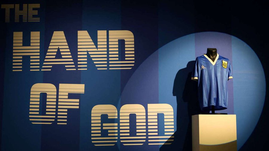 Todo un récord subastan la camiseta de la Mano de Dios por € 8,4 millones