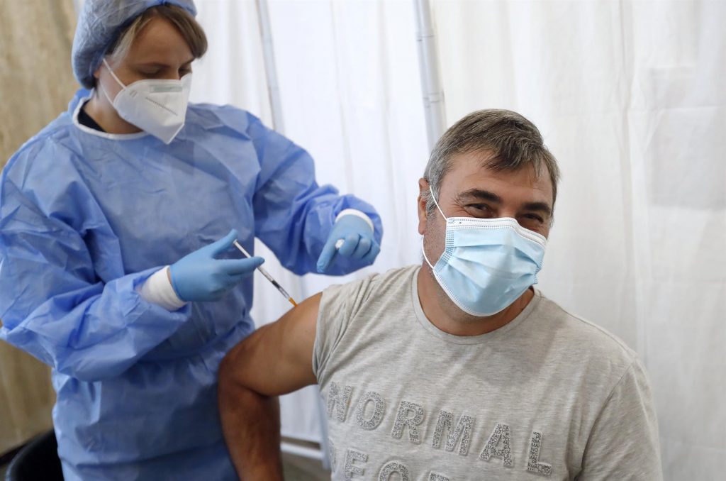 EEUU limita el uso de vacuna de J&J por riesgo de raros coágulos de sangre