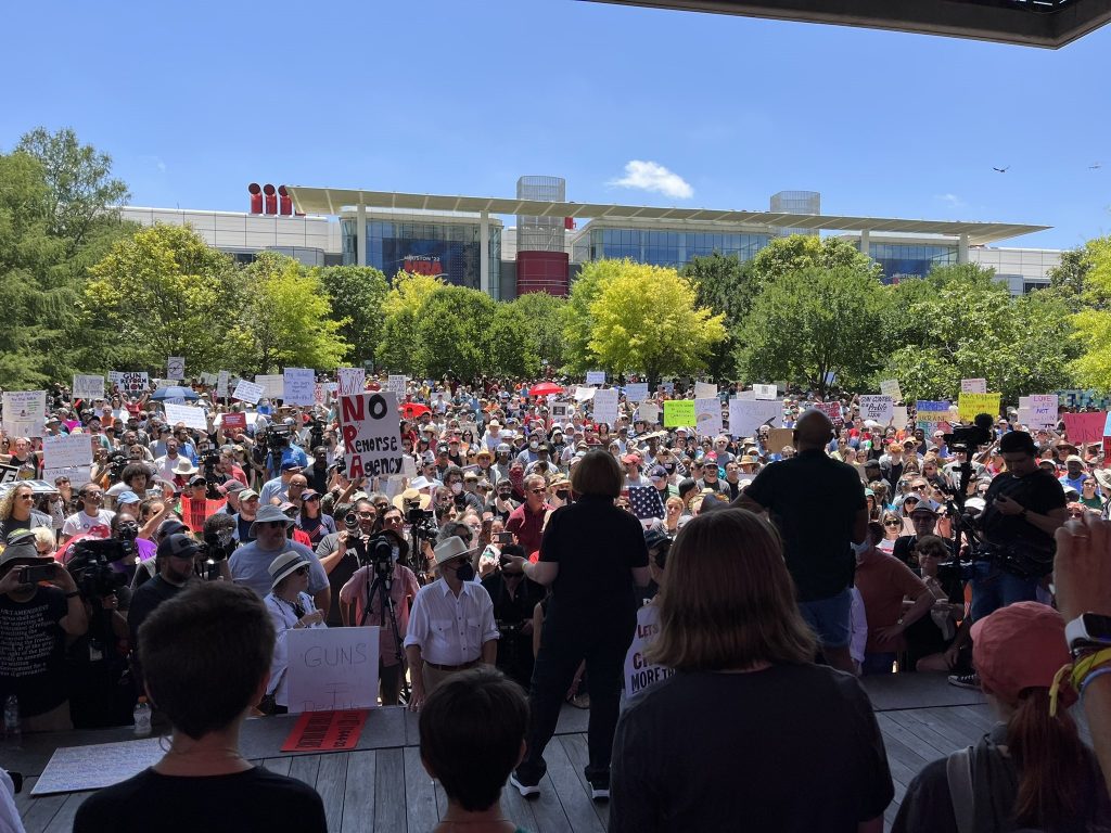 Protestas en Houston ante el inicio de la convención del "lobby" de armas