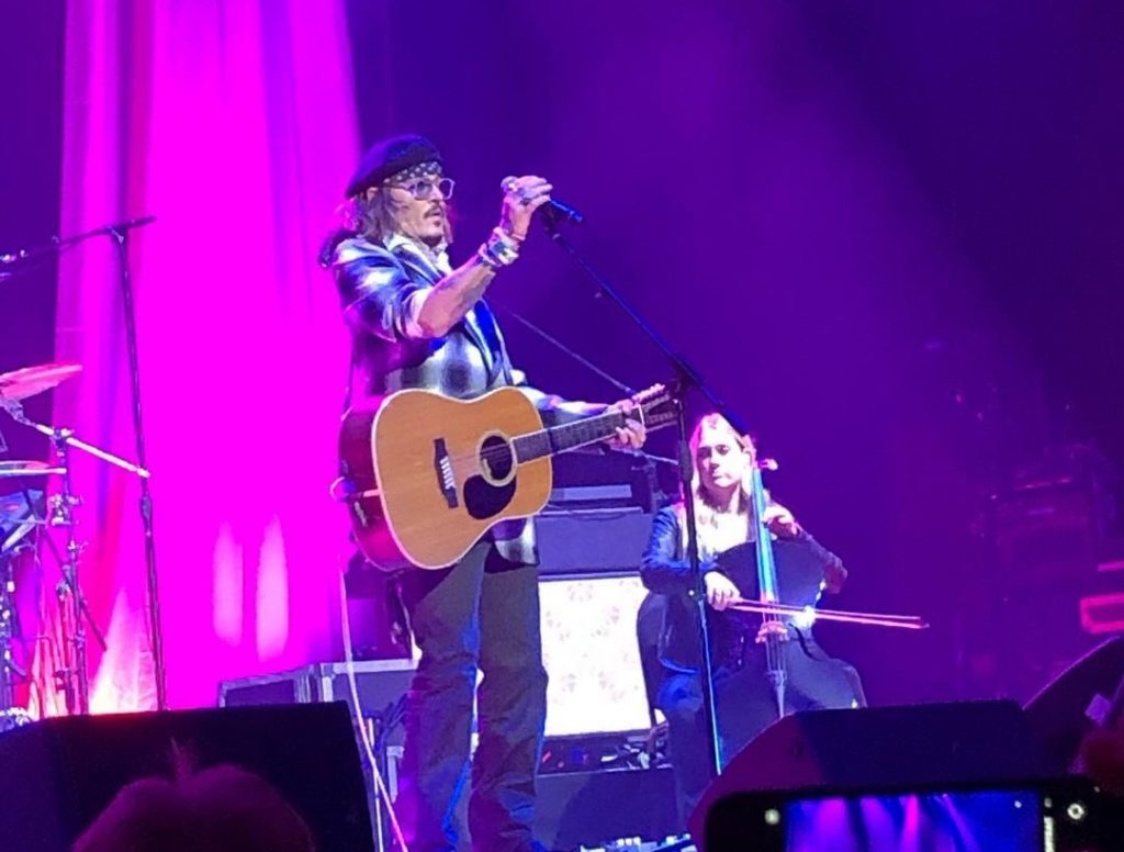 Johnny Depp actuó por sorpresa en concierto de Jeff Beck en Inglaterra