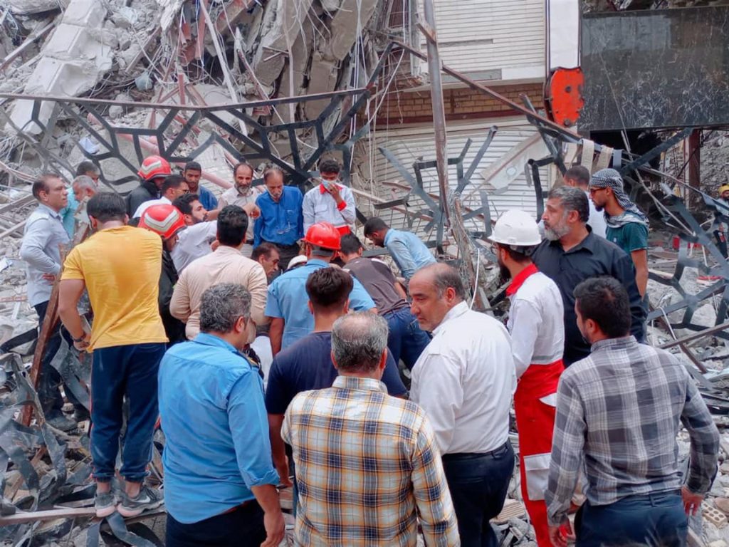 Al menos 5 muertos y docenas de atrapados en derrumbe de un edificio en Irán