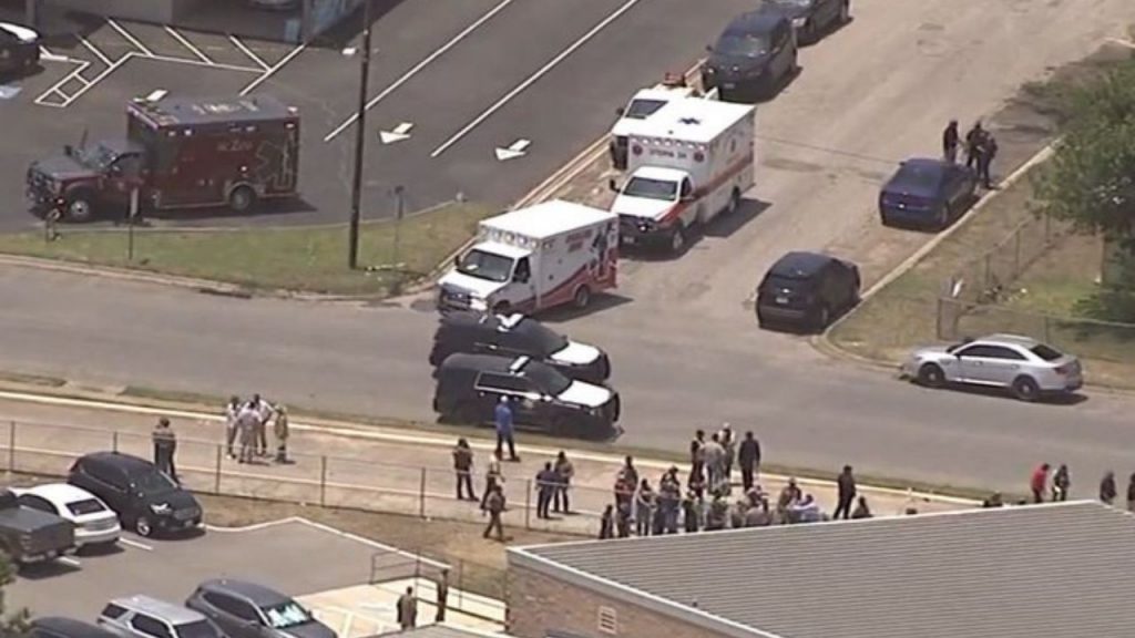 Al menos dos muertos y 13 heridos en un tiroteo en una escuela de Texas