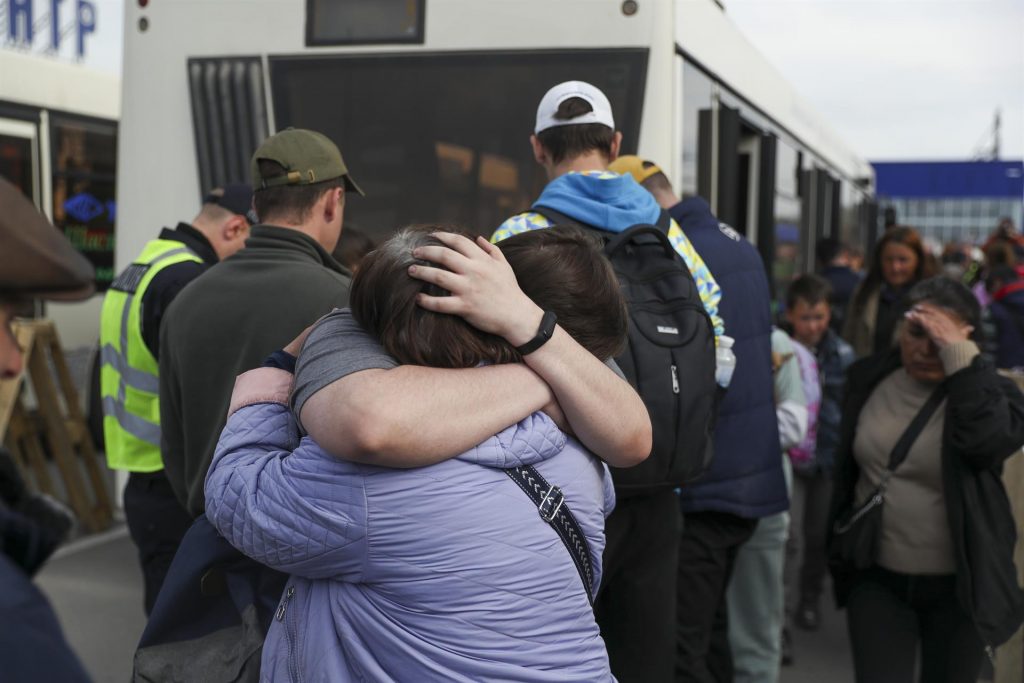 Confirman la evacuación de 101 civiles que permanecían en acería de Mariúpol