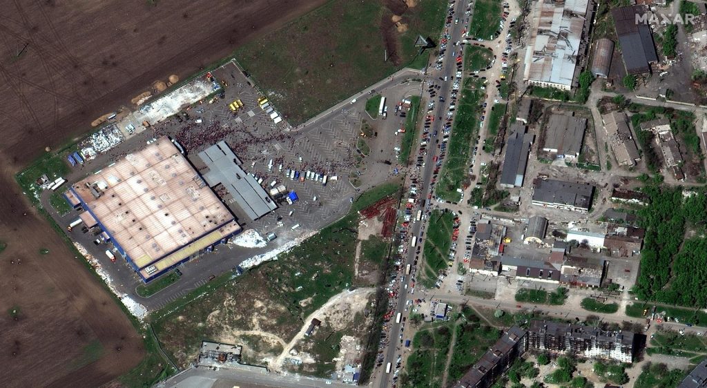 Ucrania anuncia evacuación de Mariúpol hacia Zaporiyia mientras Rusia confirma salida de grupos de civiles de la zona