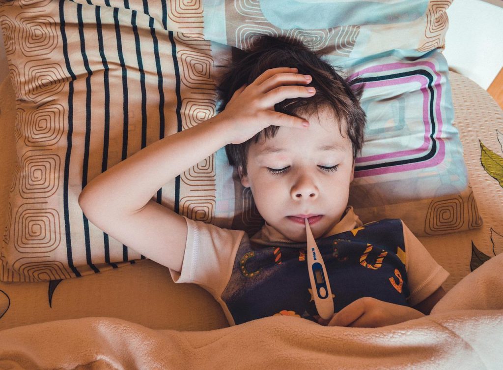 ¿Cuáles son las hipótesis del posible origen de la hepatitis aguda infantil?