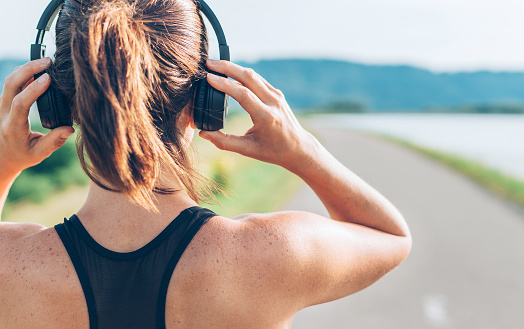 La música ayuda a correr más y mejor a "runners", según un estudio