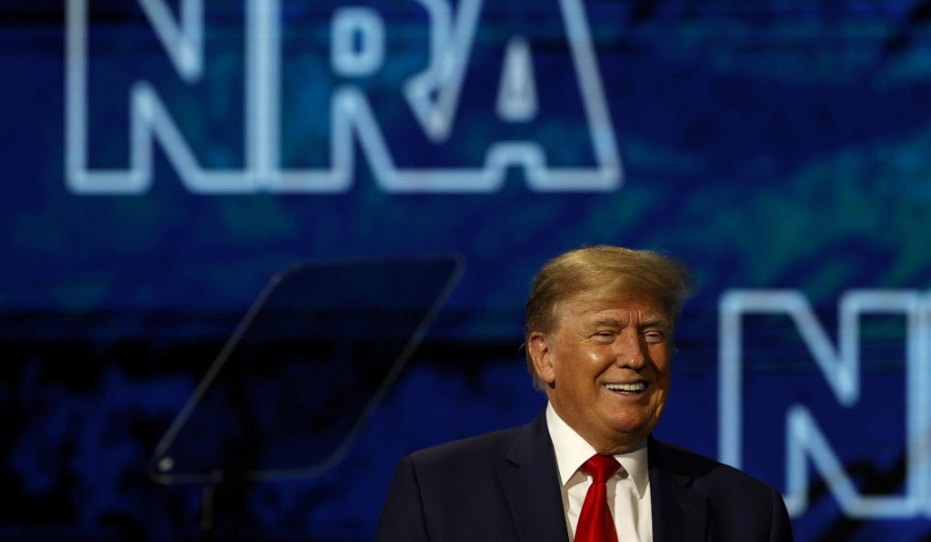 Trump calificó de grotescos los esfuerzos para controlar las armas