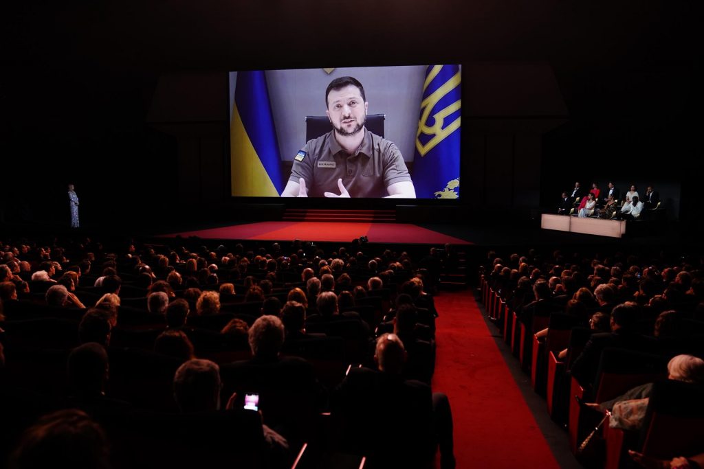 Zelenski en la gala inaugural de Cannes pidió al cine que no se calle