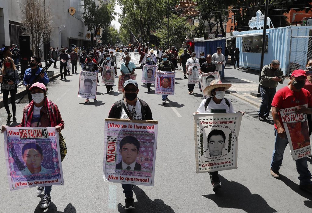 Padres de 43 desaparecidos de Ayotzinapa exigen respuestas al gobierno de México
