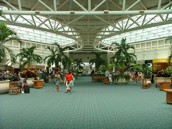Un hombre es detenido en el aeropuerto de Orlando por tocar de manera inapropiada a una chica