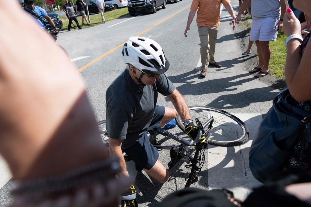 Biden se cae de la bicicleta durante un paseo por la playa