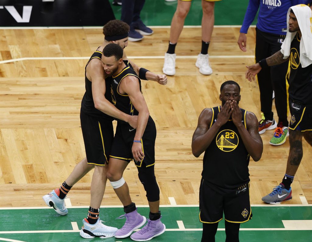Curry elogia el trabajo en equipo en un partido donde anotó 43 puntos