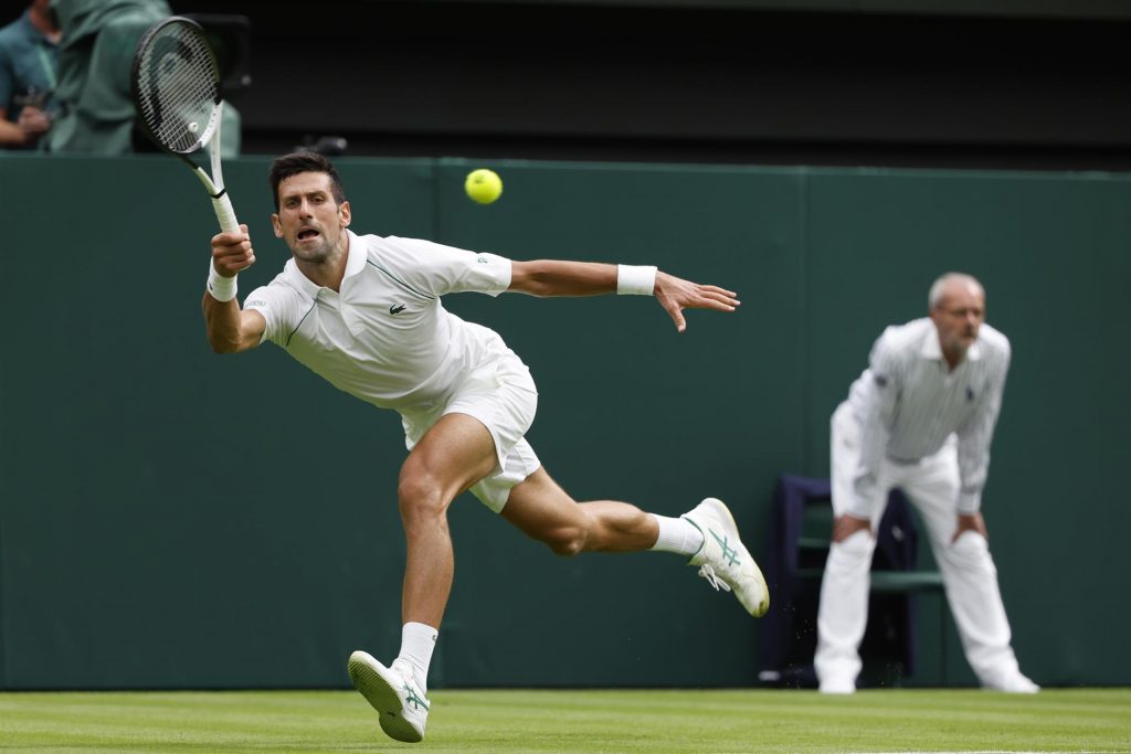 Djokovic pasa con susto a la segunda ronda del Wimbledon