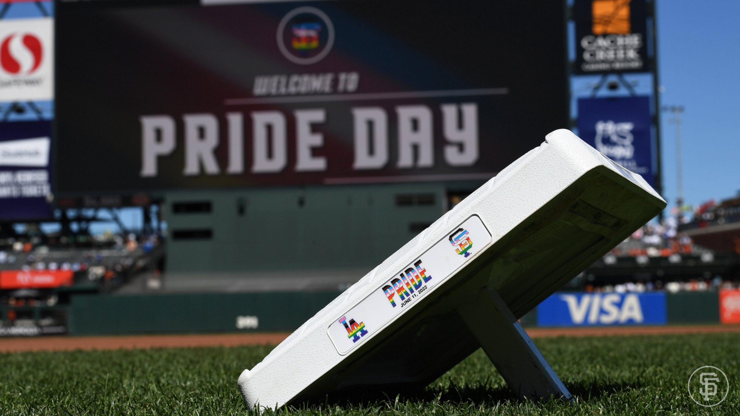(+Video) Gigantes y Dodgers apoyan a la comunidad LGBTQ+ luciendo uniformes con los colores del arcoíris