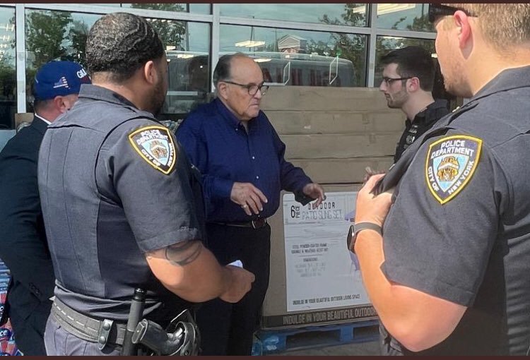 (+Video) Así fue el golpe que recibió Giuliani en un supermercado de Nueva York