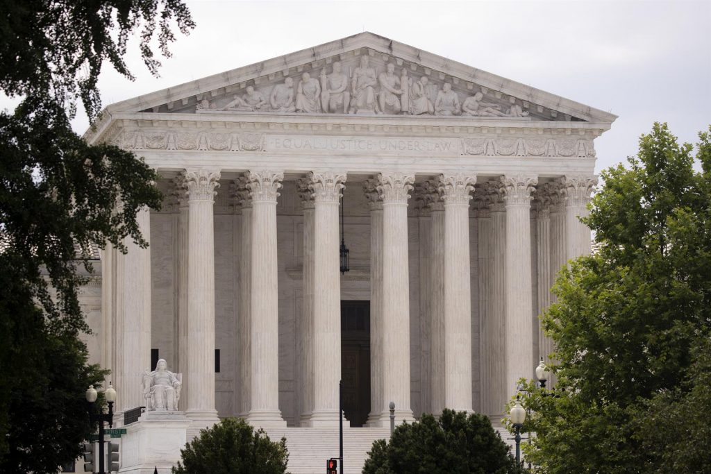 Fallo del Supremo limita autoridad del Gobierno de EEUU contra la emisión de gases
