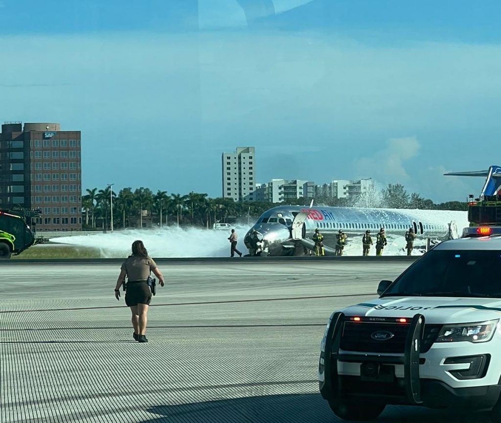 3 heridos en avión que se incendió tras aterrizar de emergencia en aeropuerto de Miami