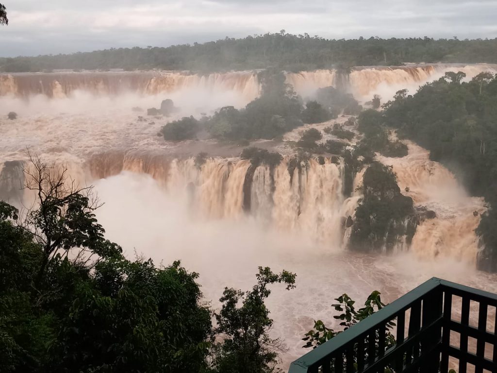 Cataratas de Iguazú en Brasil registran récord de agua en los últimos cinco años