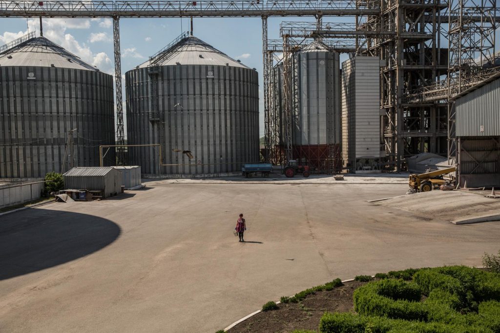 Gobierno de Biden busca sacar 20 millones de toneladas de cereal bloqueadas en Ucrania
