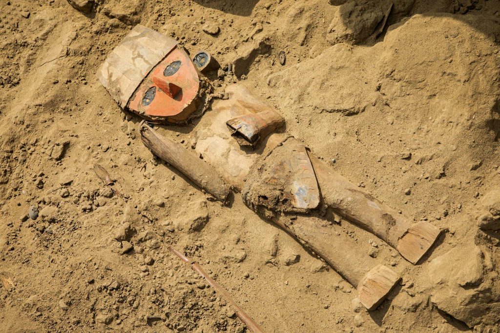 Encuentran figura en perfecto estado en la mayor ciudad de barro de América en Perú