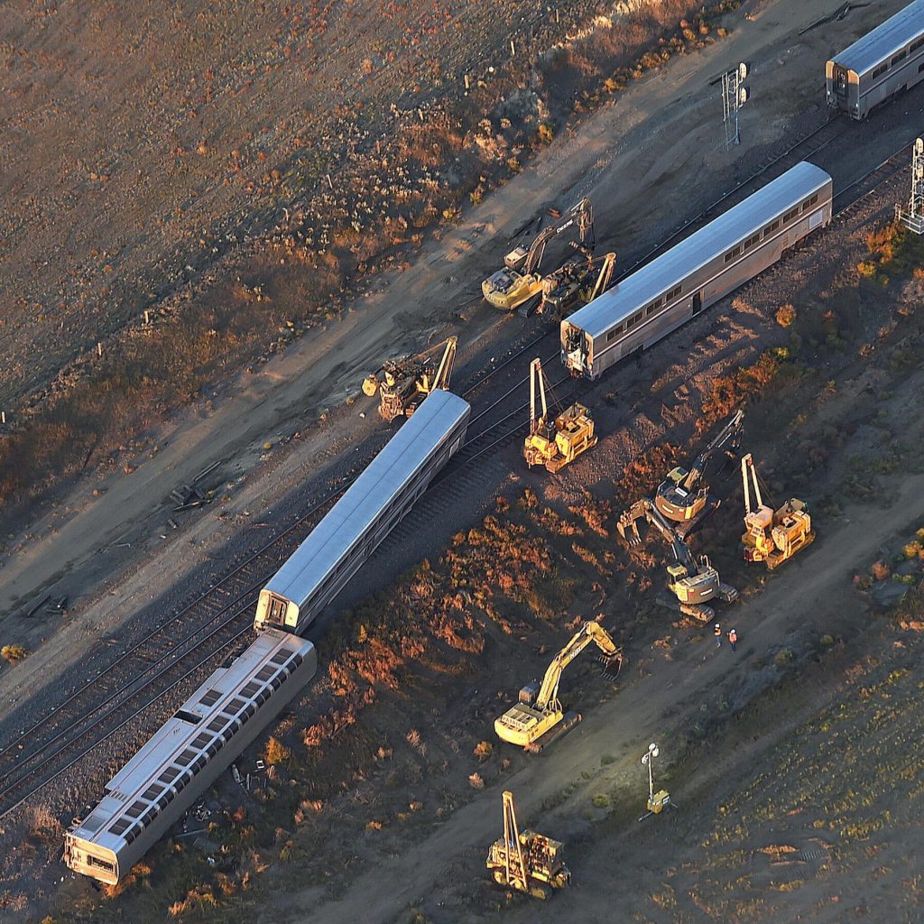 (+Fotos) Al menos 3 muertos por descarrilamiento de un tren en Misuri