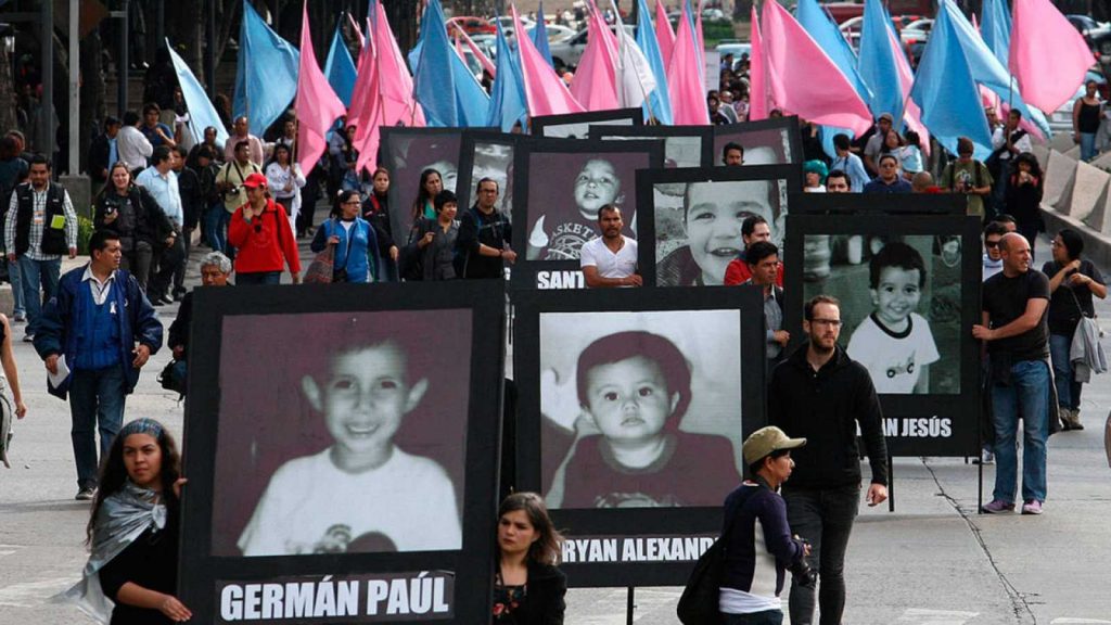 Padres de 49 niños muertos en incendio de guardería ABC protestan en México