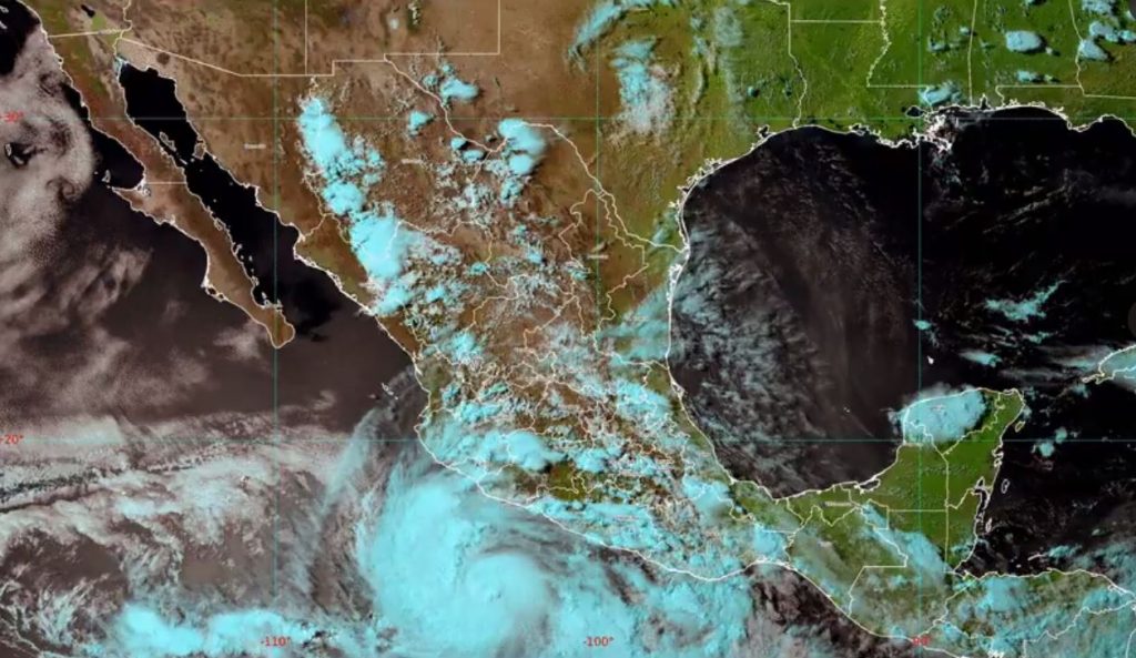 El paso del huracán Blas provocará intensas lluvias en 4 estados de México
