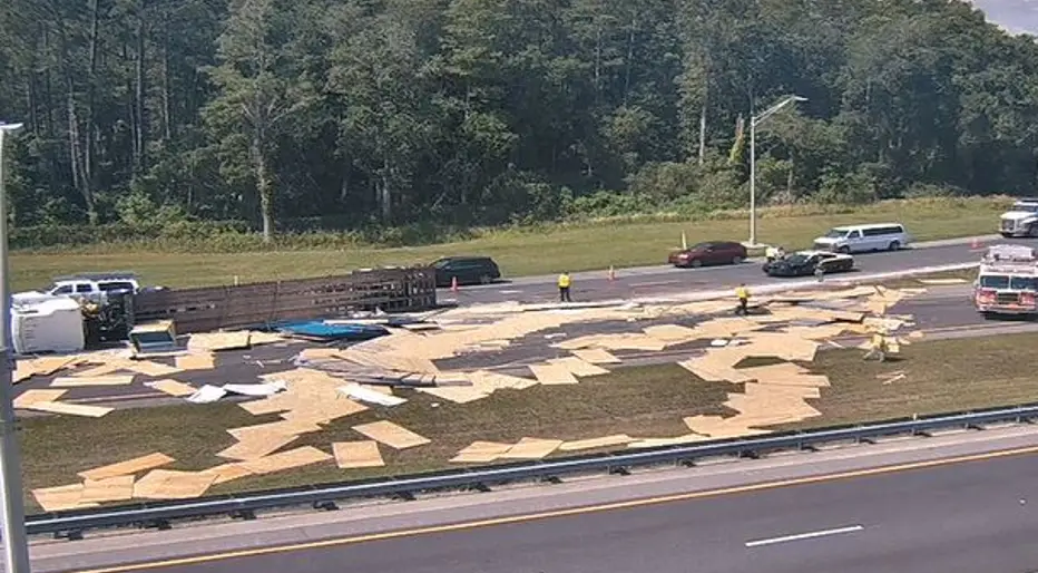 Semirremolque se volteó y esparció láminas de madera en carretera de Orange