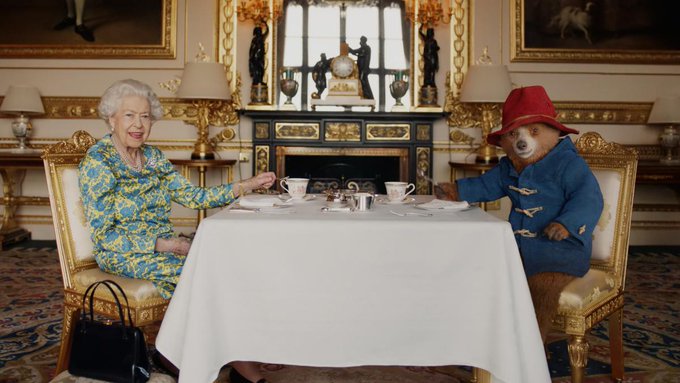 Isabel II inauguró el concierto por el Jubileo tomando el té con el oso Paddington
