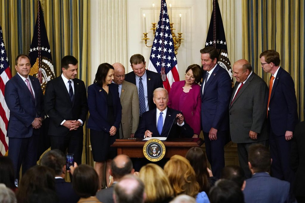 Biden promulgó ley que reforma el transporte marítimo y busca descongestionar puertos de EEUU
