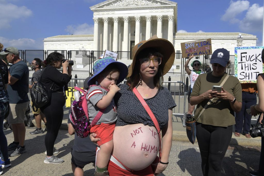 Senadoras piden a Biden declarar emergencia de salud para proteger el aborto