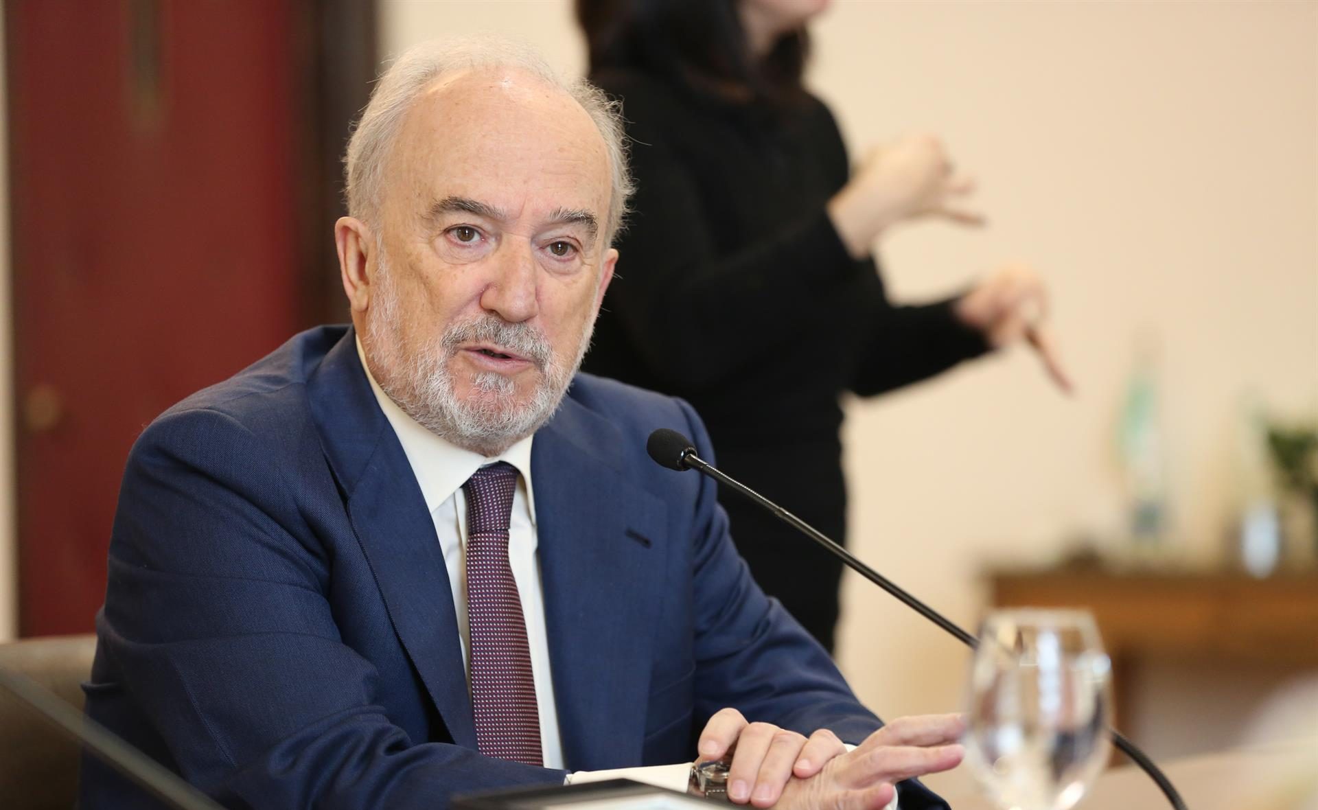 La sociedad "decide cómo evoluciona su lengua", asegura director de la RAE