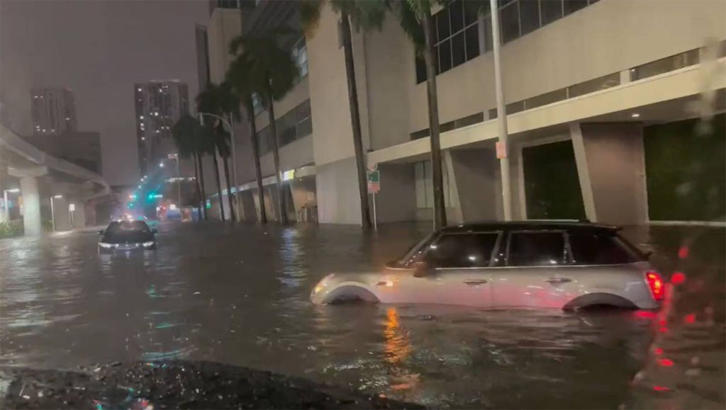 Inundaciones por el paso de potencial tormenta tropical al sur de Florida