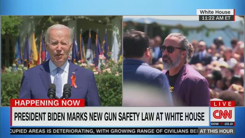 (+Video) Biden es interrumpido por el padre de una víctima del tiroteo de Parkland durante la firma de una ley sobre armas