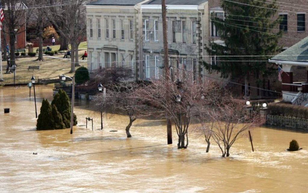 3 muertos y miles sin electricidad por las inundaciones en Kentucky