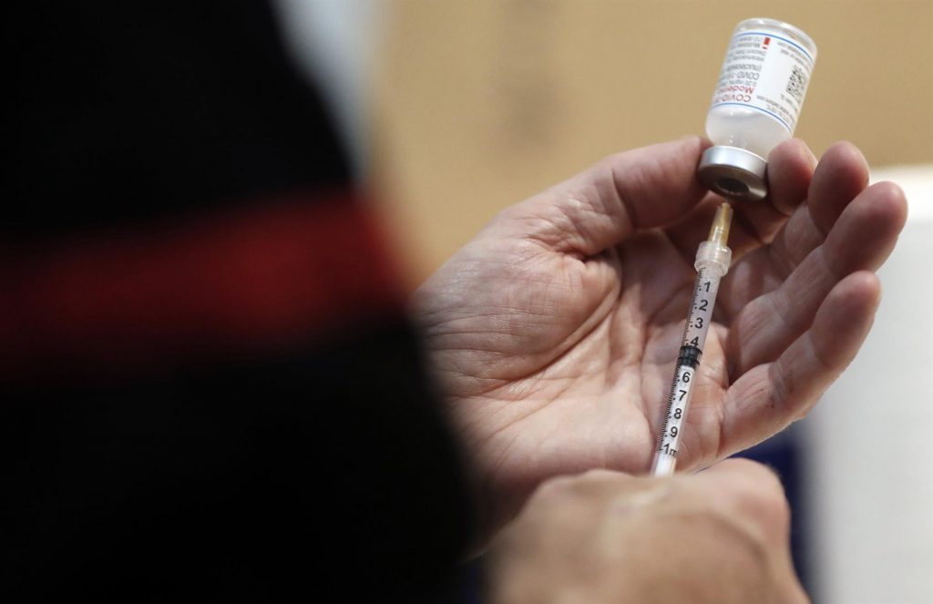 EEUU concede autorización de emergencia a vacuna de Novavax contra la COVID