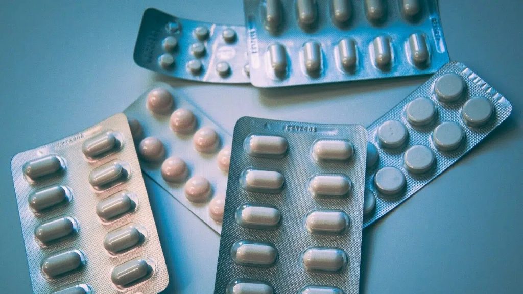 Gobierno de Biden recuerda a las farmacias que por ley deben ofrecer píldoras abortivas