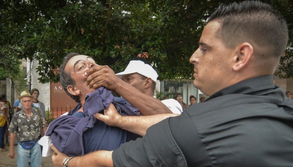Condenan a 5 años de cárcel a periodista independiente cubano Yuri Valle Roca