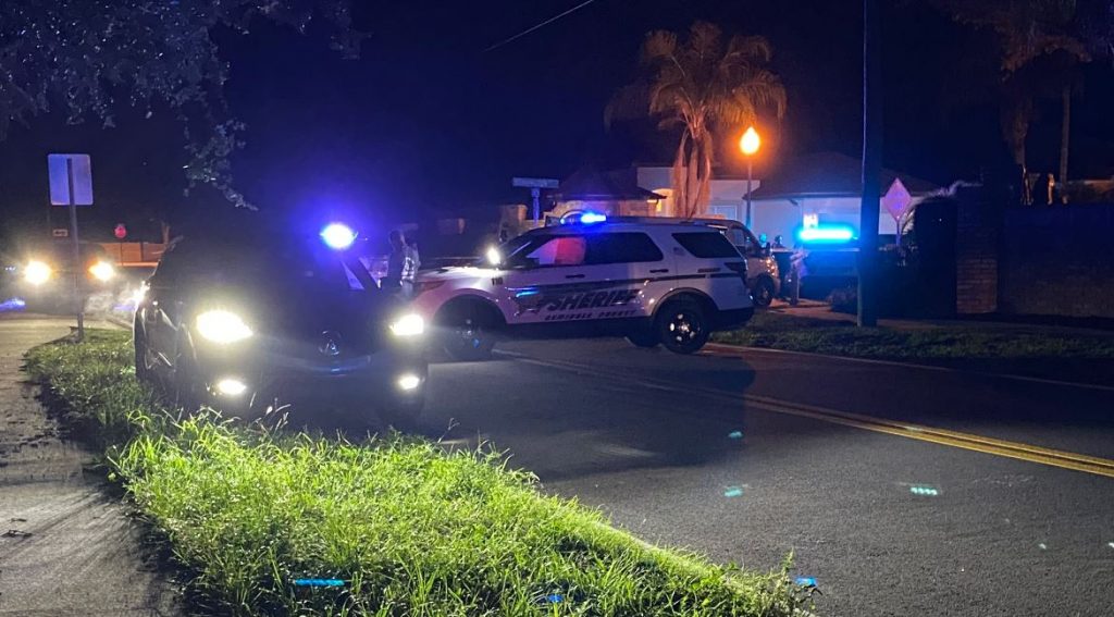 Intrusos disparan y hieren de gravedad a una mujer en su casa cerca de Winter Park