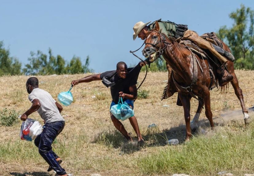 EEUU sancionó a 4 agentes por el hostigamiento a migrantes haitianos